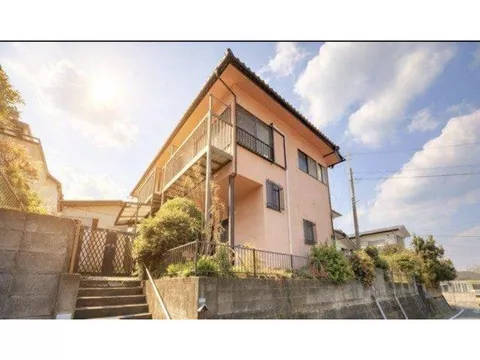 Healed by the essence of Japanese style and the greenery of the garden. A home standing on a spacious lot.