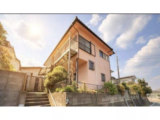 Healed by the essence of Japanese style and the greenery of the garden. A home standing on a spacious lot.