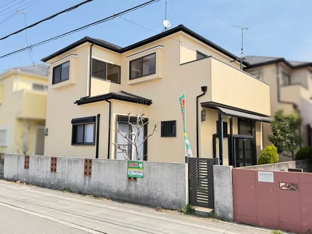 Approximately 15 minutes from Yamaden Hamanomiya Station, property renovated in March 2026, parking for 2 cars available, includes walk-in closet