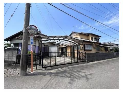 Corner lot with a carport! Still livable used house☆