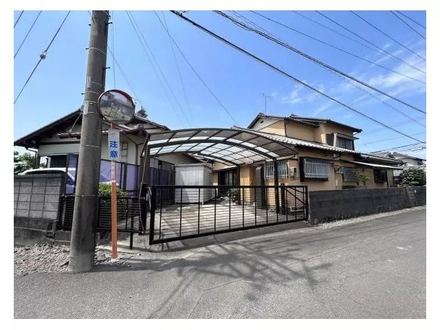 Corner lot with a carport! Still livable used house☆
