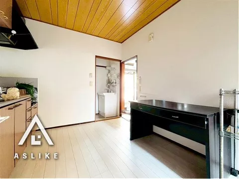 A wide riverside serves as a substitute for a garden. This home has a renovation history and is in good condition♪