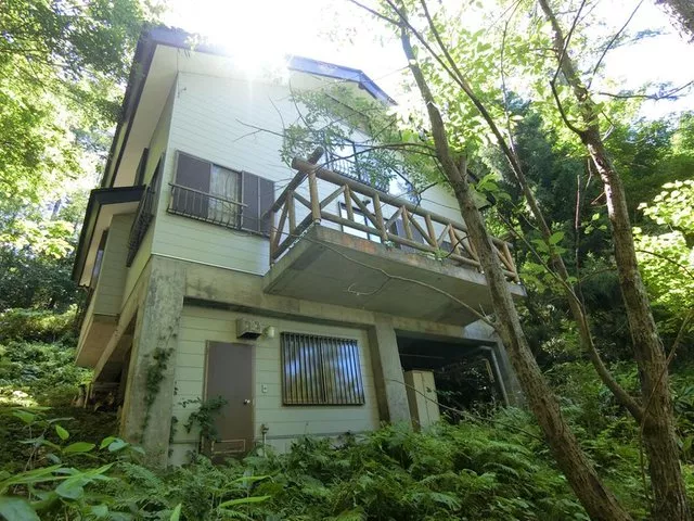 Used vacation home in Chikuma City, near a golf course, with a wood stove, vaulted ceiling, and a study with a library
