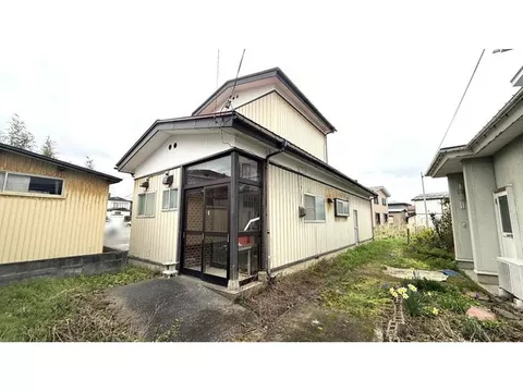 A quiet residential area just one street off Minami Dori! A peaceful and calm living environment.