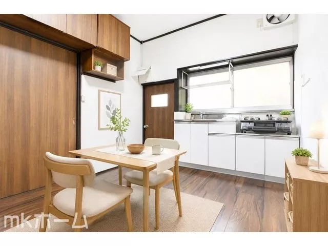 Available for immediate viewing due to vacant room! It's okay to start with just the materials!