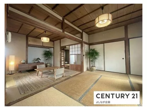 A spacious 207.96 tsubo land featuring a charming single-story house♪