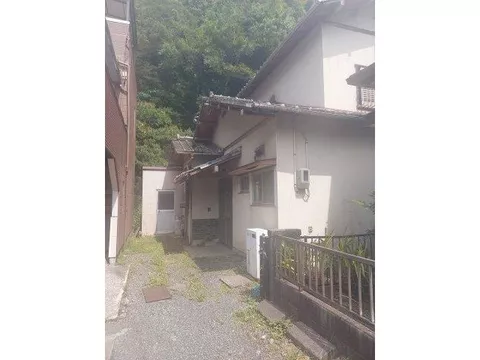 The Western-style room connected to the 9-tatami kitchen also has storage.