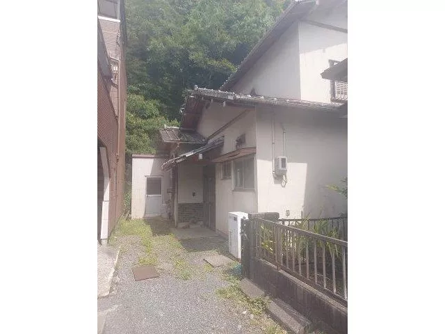 The Western-style room connected to the 9-tatami kitchen also has storage.