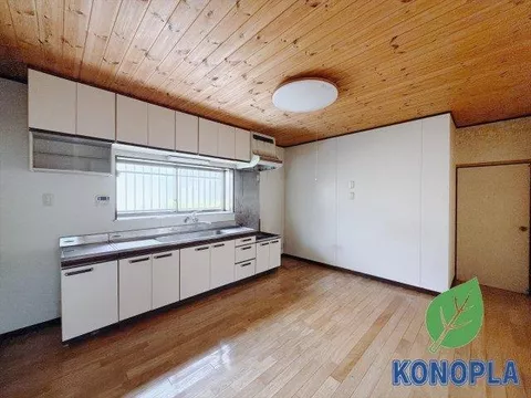 City gas, cut utility costs, corner lot residence, carport, air conditioning, outdoor storage. - Image 2