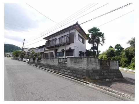 This is a used house in the Kanazawa housing complex on a southeast corner lot with good sunlight!