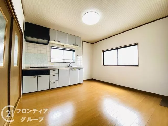 【Close to elementary and junior high schools for peace of mind + Immediate viewing available!】■ A three-story building with a sense of openness and good ventilation