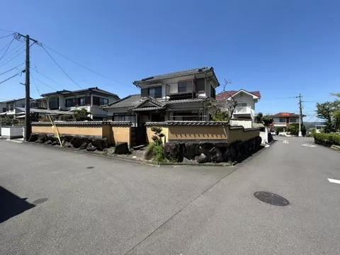 〇 Land area approximately 100 tsubo, southeast corner lot ☆彡 〇 South-facing garden (parking expansion possible) 〇 East side
