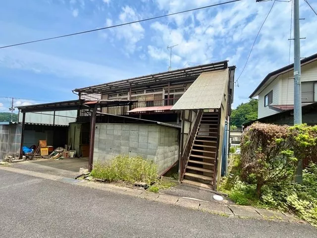 ■A warehouse combined residence that serves as both a workplace and a home.
