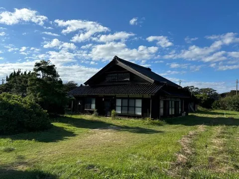 A traditional house built in a nature-rich environment. The spacious area offers a relaxed time.