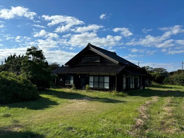 A traditional house built in a nature-rich environment. The spacious area offers a relaxed time.