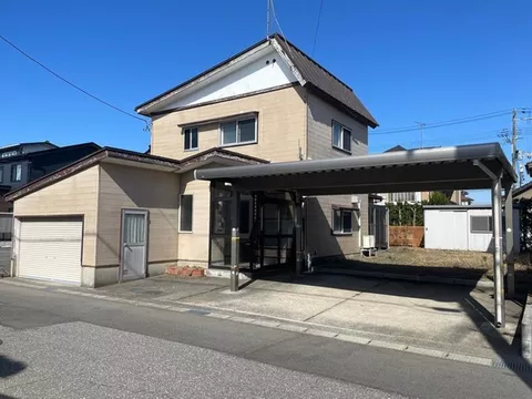 Property on a south-facing road with good sunlight! Includes a garage and carport!