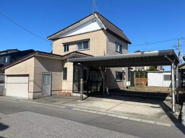 Property on a south-facing road with good sunlight! Includes a garage and carport!