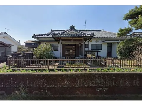 A spacious 7DK with many rooms! The south side is a field, perfect for those who enjoy home gardening.