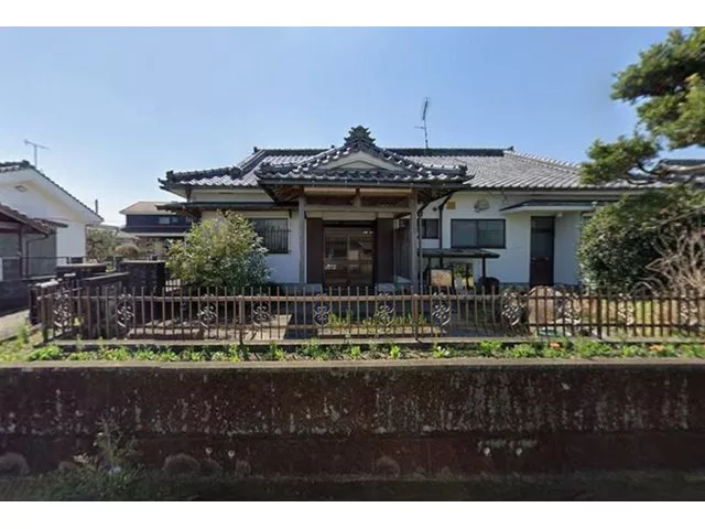 A spacious 7DK with many rooms! The south side is a field, perfect for those who enjoy home gardening.