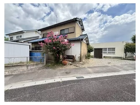 Land area over 60 tsubo, with a garden, each room over 6 tatami mats, good sunlight, quiet residential area