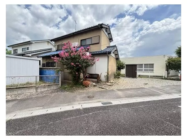 Land area over 60 tsubo, with a garden, each room over 6 tatami mats, good sunlight, quiet residential area