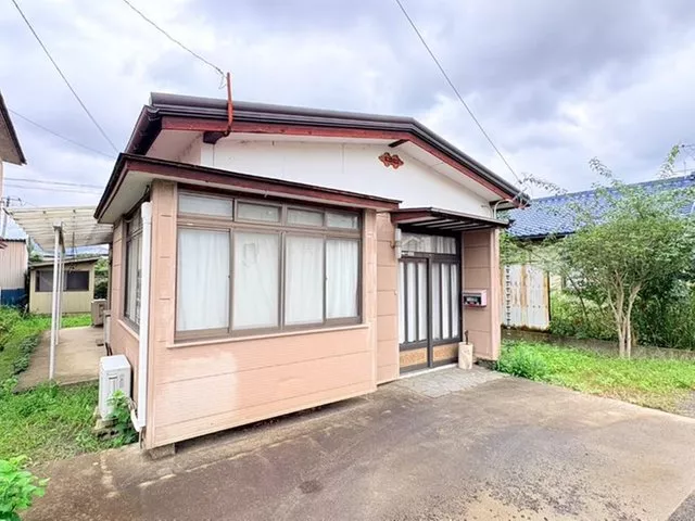 A single-story house with a plot of approximately 68 tsubo and 5DK, 14 minutes on foot from Shiroishi Station.