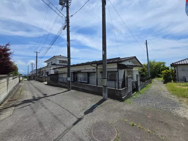 59 years have passed since construction. House with old building