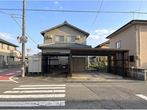 Spacious lot with parking for more than 4 cars♪ Plenty of rooms, sufficient space for multiple families♪