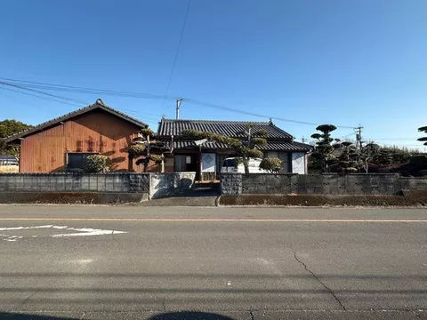 A house with a warehouse has become available in Shintomi Town.