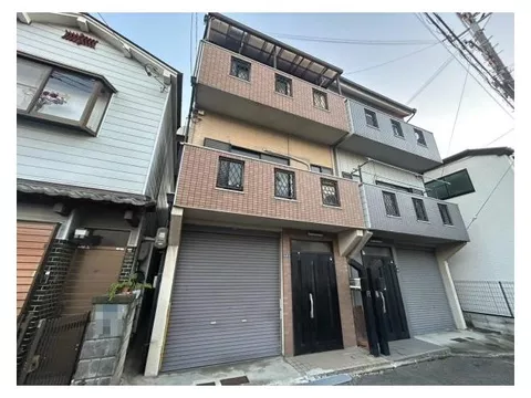 Parking available for 2 cars with a shutter garage, approximately 6 minutes on foot from Fukakita Park