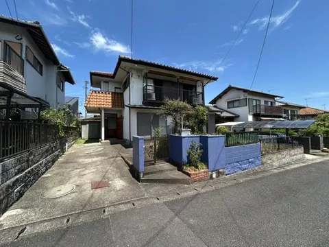 Good location with sunlight and view at the park on the south side! Wide veranda next to the living room, with a garden ♪ Land