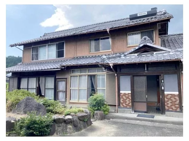 ●Approximately 177 tsubo of land●8DK with many rooms●A spacious and relaxing Japanese-style house.