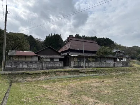 7 minutes walk from "Tatsutagawa" station on the Kintetsu Ikoma line.