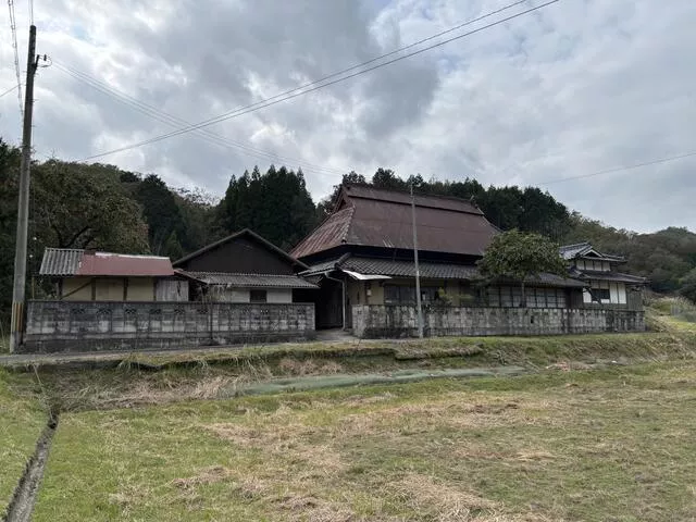 7 minutes walk from "Tatsutagawa" station on the Kintetsu Ikoma line.