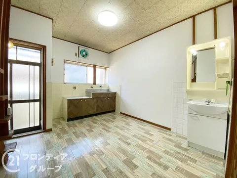 【2-story wooden building + immediate viewing available!】■14 minutes on foot to Seven-Eleven Sakai Toki North Store