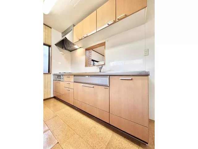 【Open House】Parking available for 2 regular cars. Quiet residential area with little traffic. West-facing road access