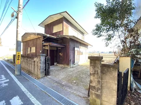 This is a detached house in Fujimigaoka 4-chome, Utsunomiya City. It needs renovation, but you can customize it to your liking.