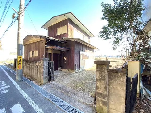 This is a detached house in Fujimigaoka 4-chome, Utsunomiya City. It needs renovation, but you can customize it to your liking.
