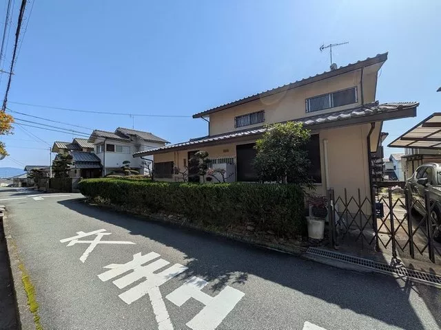 Since it is one level lower on the south side, it has good sunlight! Land 77 tsubo! The building is a lightweight steel house by Sekisui House.