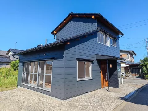 Interior and exterior renovated house ♪ Convenient location within walking distance to supermarkets and daily life amenities ♪