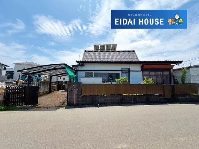 A spacious 9LDK in a traditional Japanese house style with a sunroom and good sunlight.