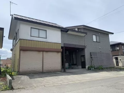This is a well-maintained all-electric home built 15 years ago! A park is about a 3-minute walk away!