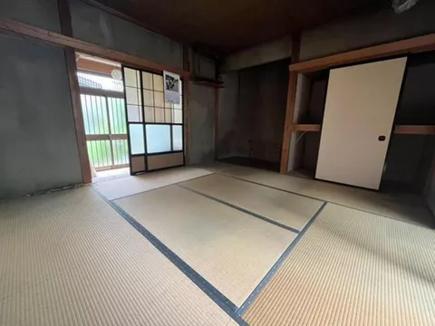 Spacious Japanese-style single-story house with garden and farm! - Image 3