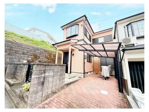 Built in 1999, all-electric with solar power generation and a spacious garden for enjoying fields and home gardening