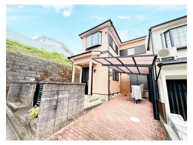 Built in 1999, all-electric with solar power generation and a spacious garden for enjoying fields and home gardening