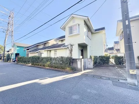 A spacious 5LDK on a 54-tsubo lot - A sense of openness and a peaceful daily life adjacent to a park.