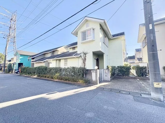 A spacious 5LDK on a 54-tsubo lot - A sense of openness and a peaceful daily life adjacent to a park.