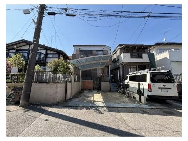 ■ About 10 minutes on foot from "Takayanagi" station ■ With garden ■ Carport available ■ All rooms with two sides of sunlight ■ Ample storage ■