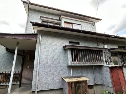 Land area of 825.60 square meters, a two-story 8DDKK with two dining kitchens and a connected Japanese-style room.
