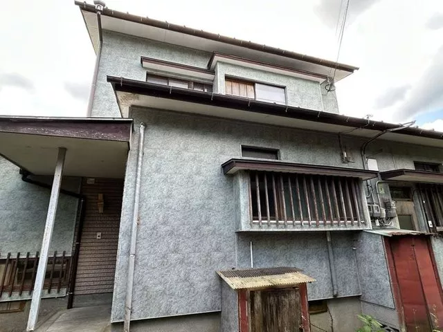 Land area of 825.60 square meters, a two-story 8DDKK with two dining kitchens and a connected Japanese-style room.